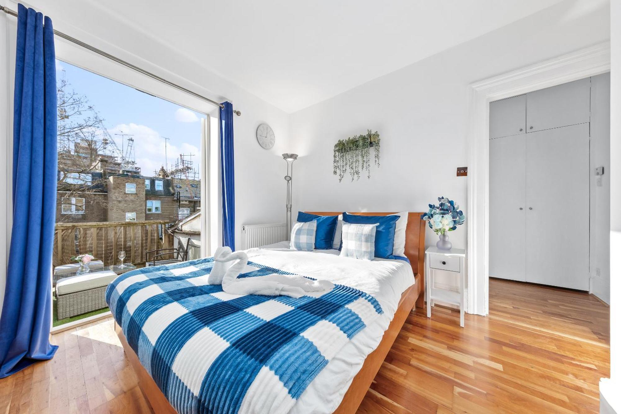 Balcony Blue Theme 1 Bedroom Central London Luxury Flat Near Hyde Park! Accommodates Up To 6! Double Sofa Bed And Next To Station! Exterior photo