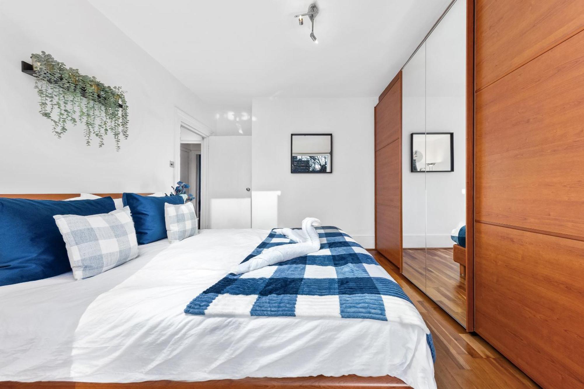 Balcony Blue Theme 1 Bedroom Central London Luxury Flat Near Hyde Park! Accommodates Up To 6! Double Sofa Bed And Next To Station! Exterior photo