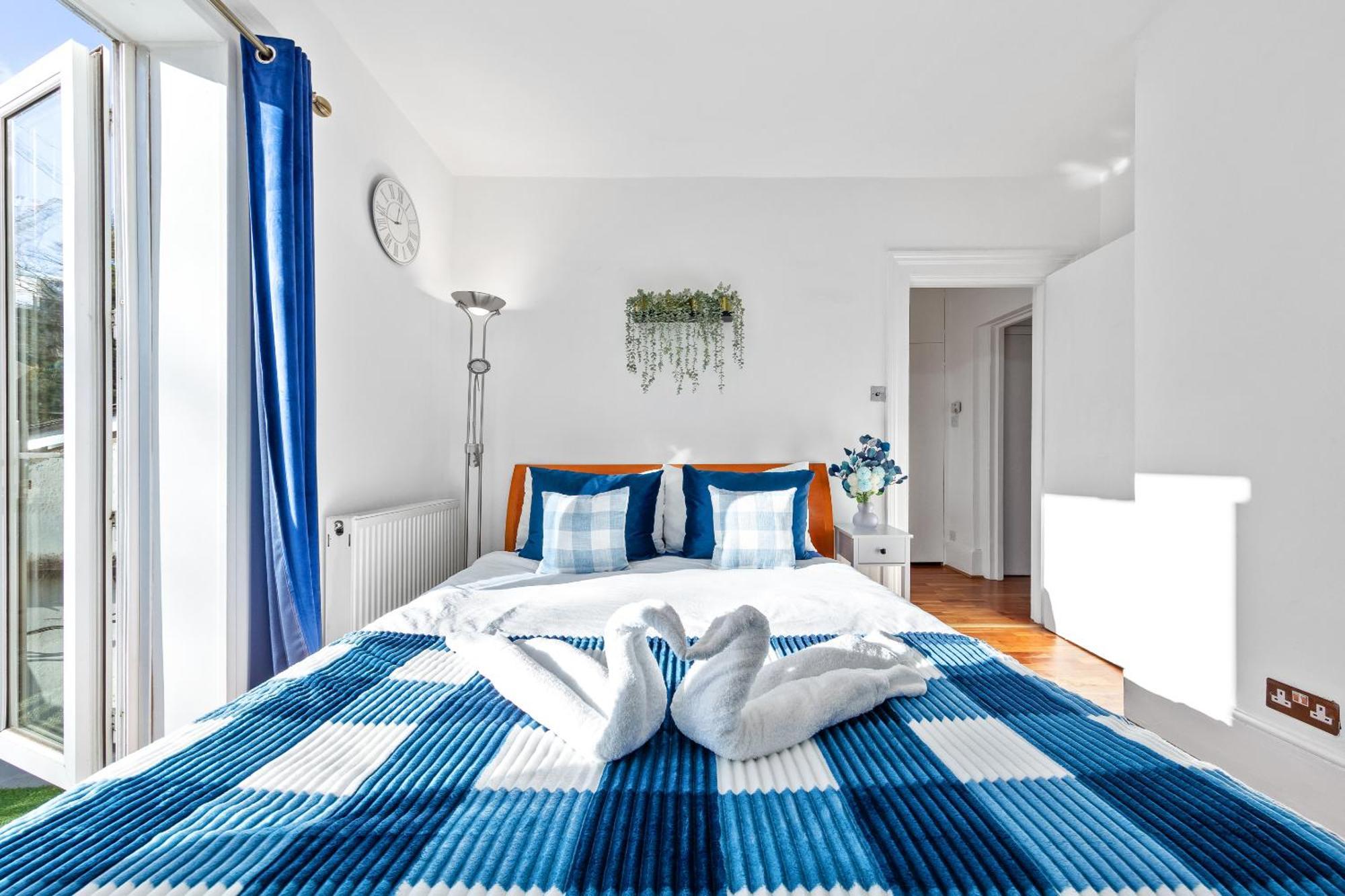 Balcony Blue Theme 1 Bedroom Central London Luxury Flat Near Hyde Park! Accommodates Up To 6! Double Sofa Bed And Next To Station! Exterior photo