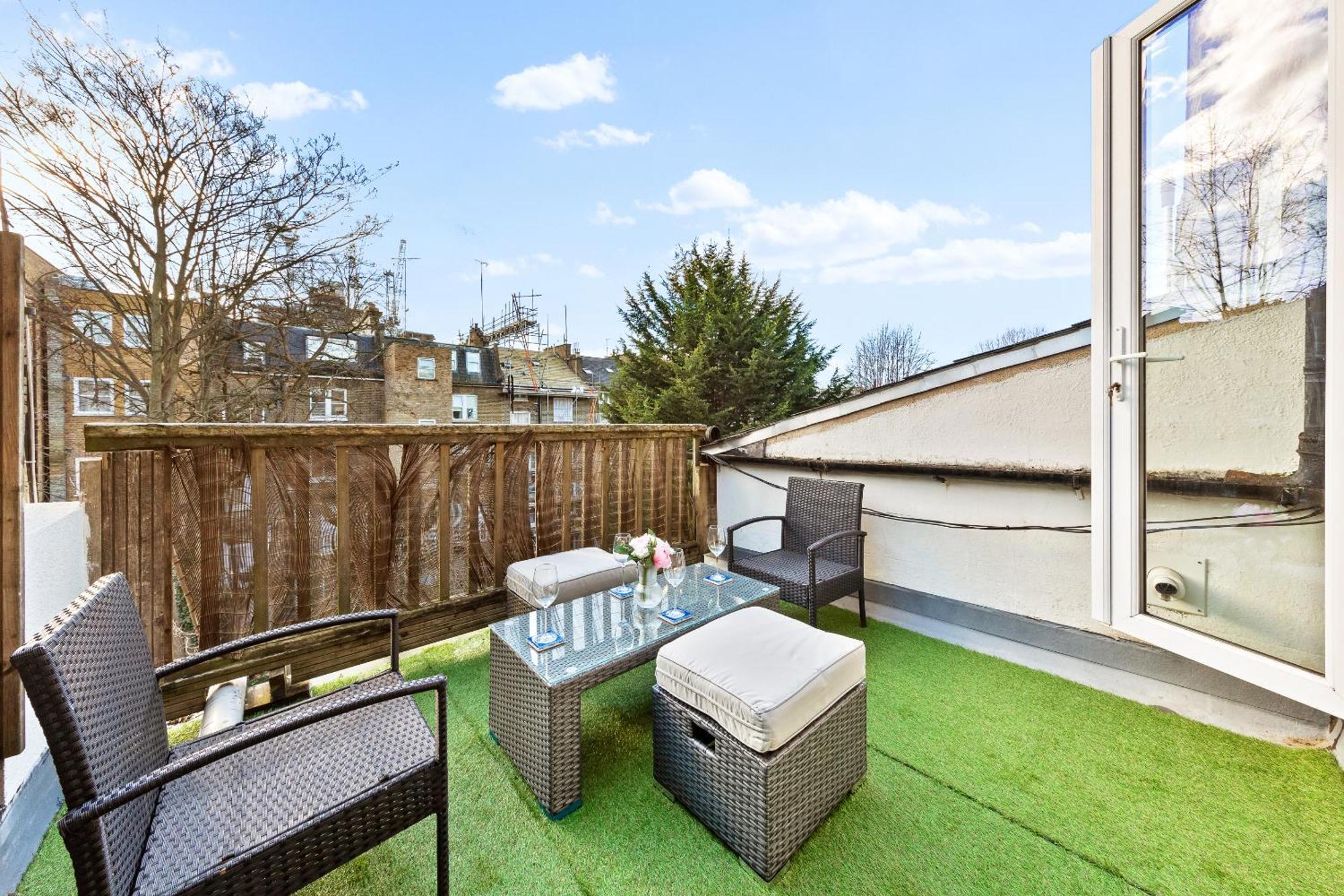 Balcony Blue Theme 1 Bedroom Central London Luxury Flat Near Hyde Park! Accommodates Up To 6! Double Sofa Bed And Next To Station! Exterior photo